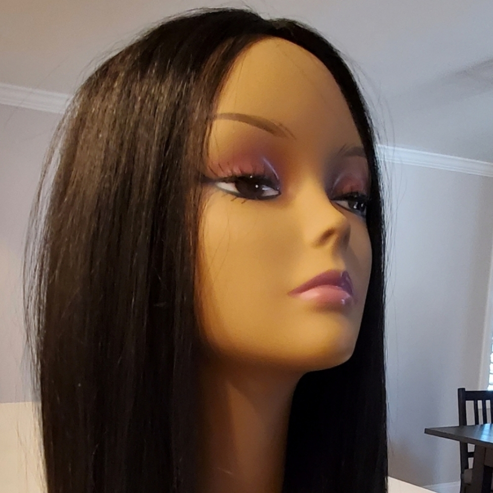 Mannequin head with wig